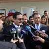 التجارة توزع مواد غذائية للنازحين بمخيم الخازر