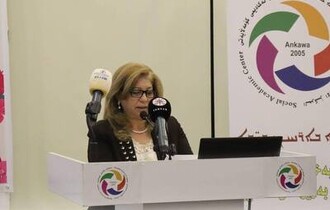السيدة تغريد ادريس مسؤولة فرع اربيل لمنظمة حمورابي تشارك في كلمة عن يوم المرأة العالمي في احتفال المركز الاكاديمي بالمناسبة