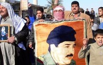 مئات من المسلحين والأهالي في الدور يتظاهرون إستنكارا لتنفيذ حكم الإعدام بحق صدام حسين
