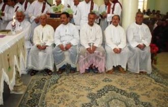 ابناء كرمليس يقاسمون العوائل المهجرة فرحة عيد الفصح  