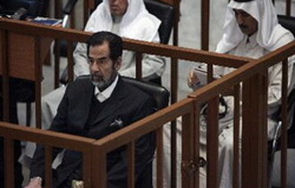 صدام يمثل أمام المحكمة مجددا بعد الحكم باعدامه