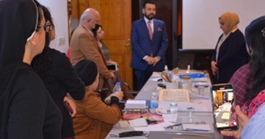 الدكتور احمد العلياوي مدير عام دار المخطوطات يتفقد الورشة التدريبية لصيانة المخطوطات