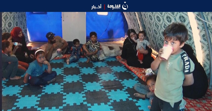 عاملون في مخيم