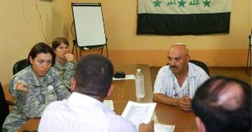 الجنود ورجال الاعمال العراقيين يناقشون مسألة الإعانة الطبية في منطقة عرب جبور