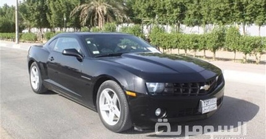 شباب بصريون يتسابقون بسياراتهم داخل القصور التي خلفها صدام في البصرة